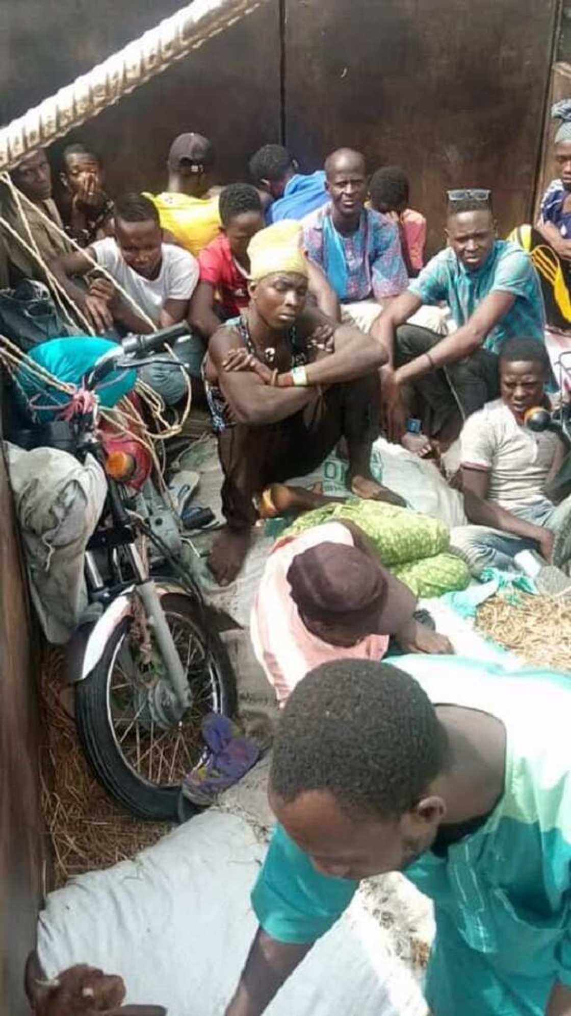 An sake kama 'yan gudun hijira a cakude da dabbobi suna kokarin shiga Kaduna daga Kano (Hotuna) An sake kama 'yan gudun hijira a cakude da dabbobi suna kokarin shiga Kaduna daga Kano (Hotuna)