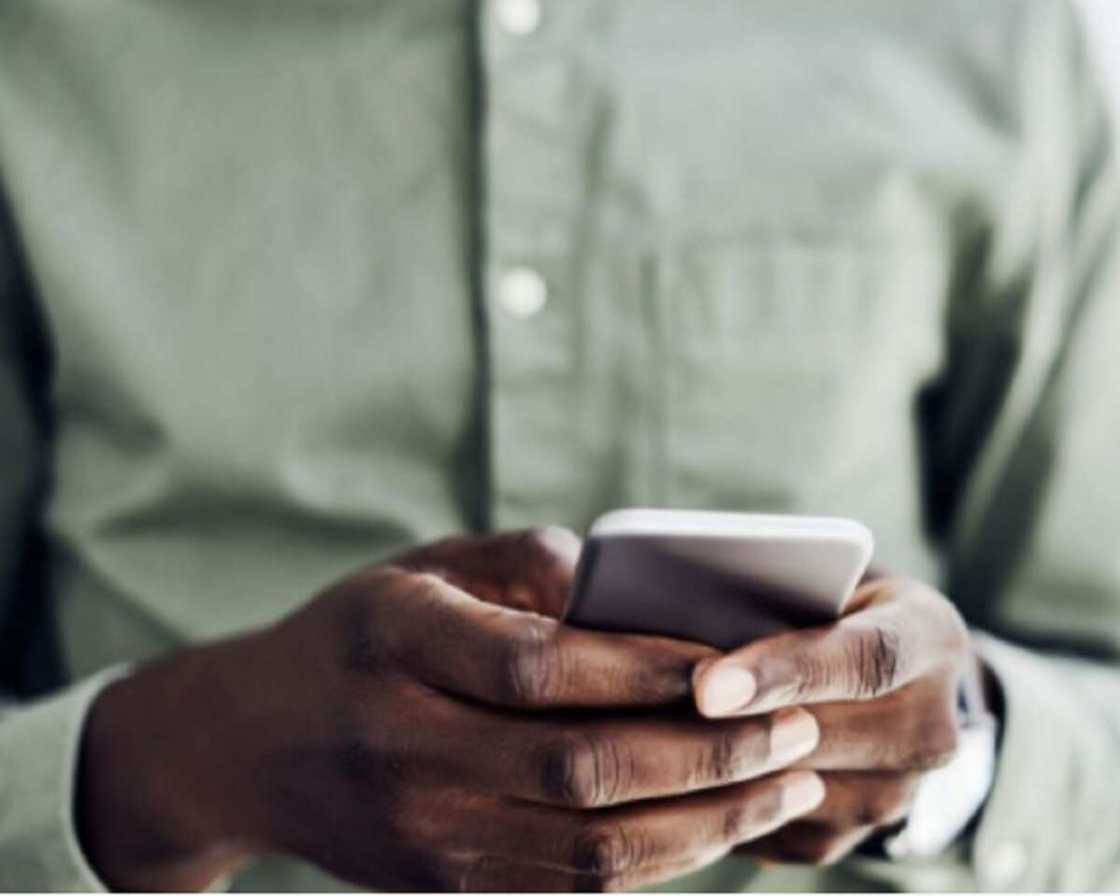 Akwai yuwuwar maza masu babbar murya su fi sauran maza iya cin amana - Sabon bincike Akwai yuwuwar maza masu babbar murya su fi sauran maza iya cin amana - Sabon bincike