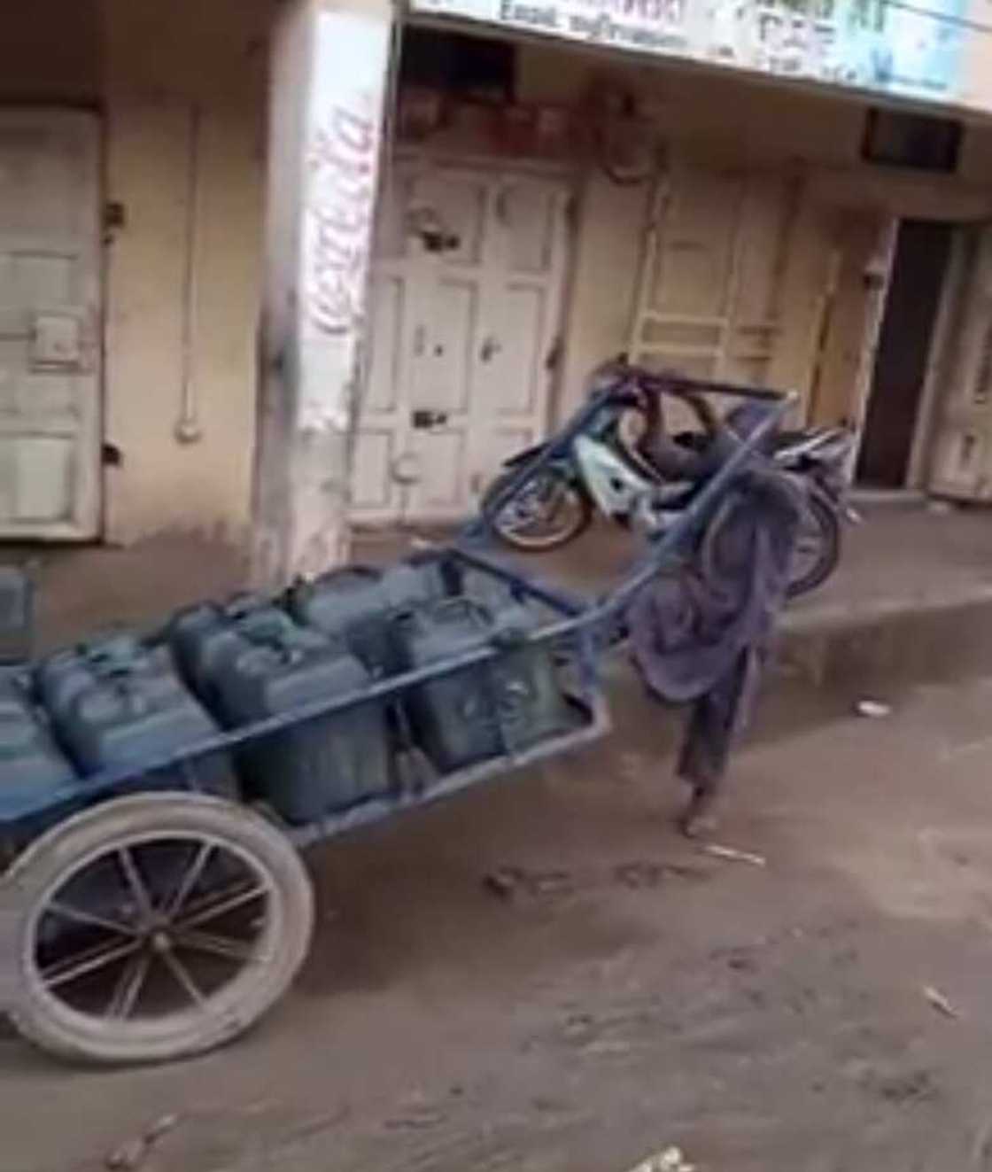 Maraya dan shekara 11 da ke sana'ar ga ruwa a Kano ya ce baya kaunar bara (Hotuna) Maraya dan shekara 11 da ke sana'ar ga ruwa a Kano ya ce baya kaunar bara (Hotuna)