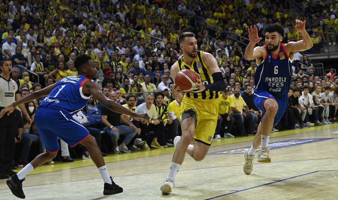 How much do overseas basketball players make? The average salary in