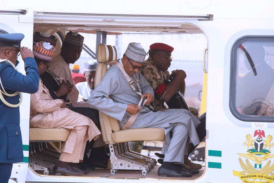 Ba tare da ziyartar Auno da aka kashe mutane ba, Buhari ya koma Abuja (Hotuna) Ba tare da ziyartar Auno da aka kashe mutane ba, Buhari ya koma Abuja (Hotuna)