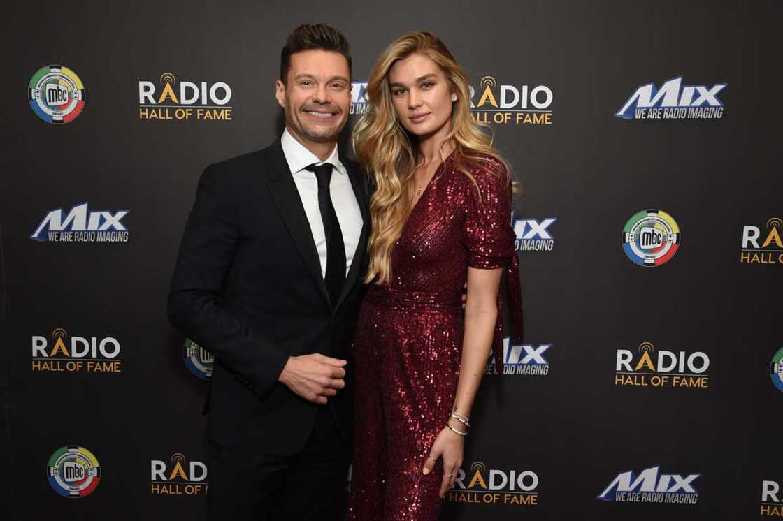 does ryan seacrest have a girlfriend