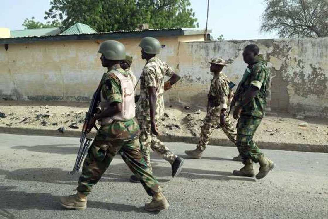 Rundunar sojoji ta yi kicibus da 'yan Boko Haram, an yi rashin sojoji 3 Rundunar sojoji ta yi kicibus da 'yan Boko Haram, an yi rashin sojoji 3