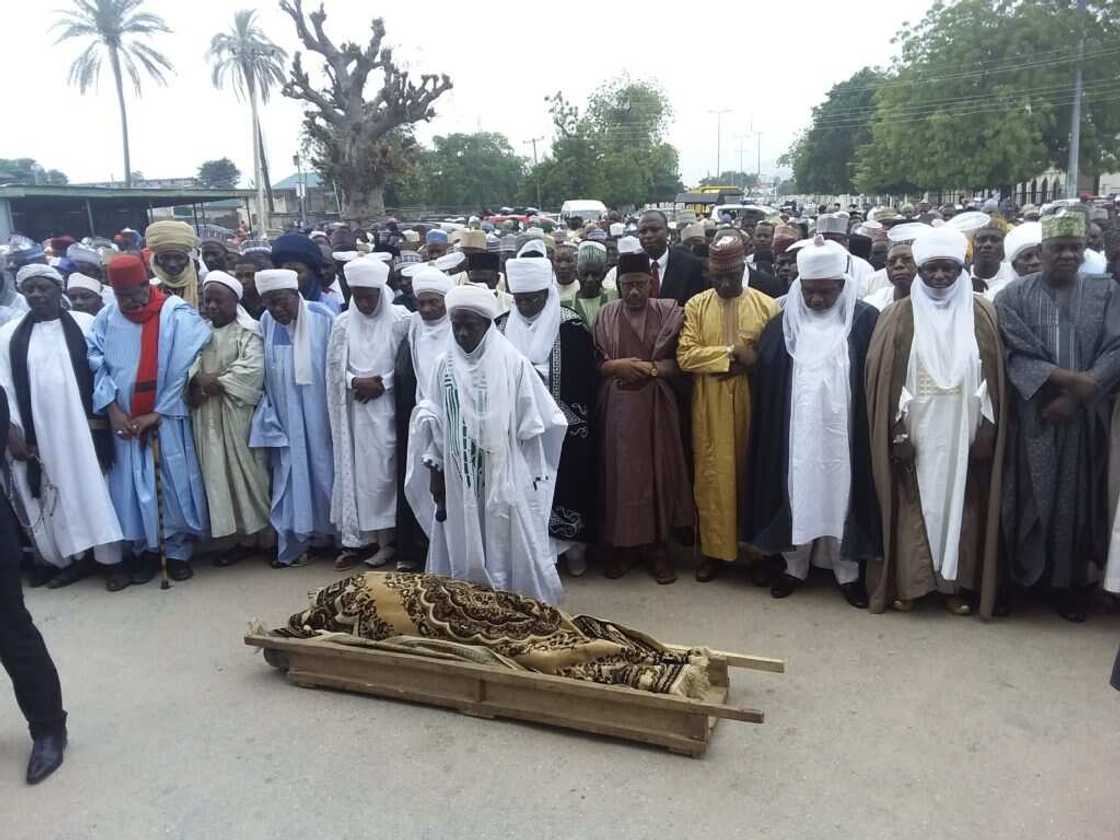 Hawaye sun kwaranya yayinda aka yi jana’izar matar Tafawa Balewa a Bauchi Hawaye sun kwaranya yayinda aka yi jana’izar matar Tafawa Balewa a Bauchi