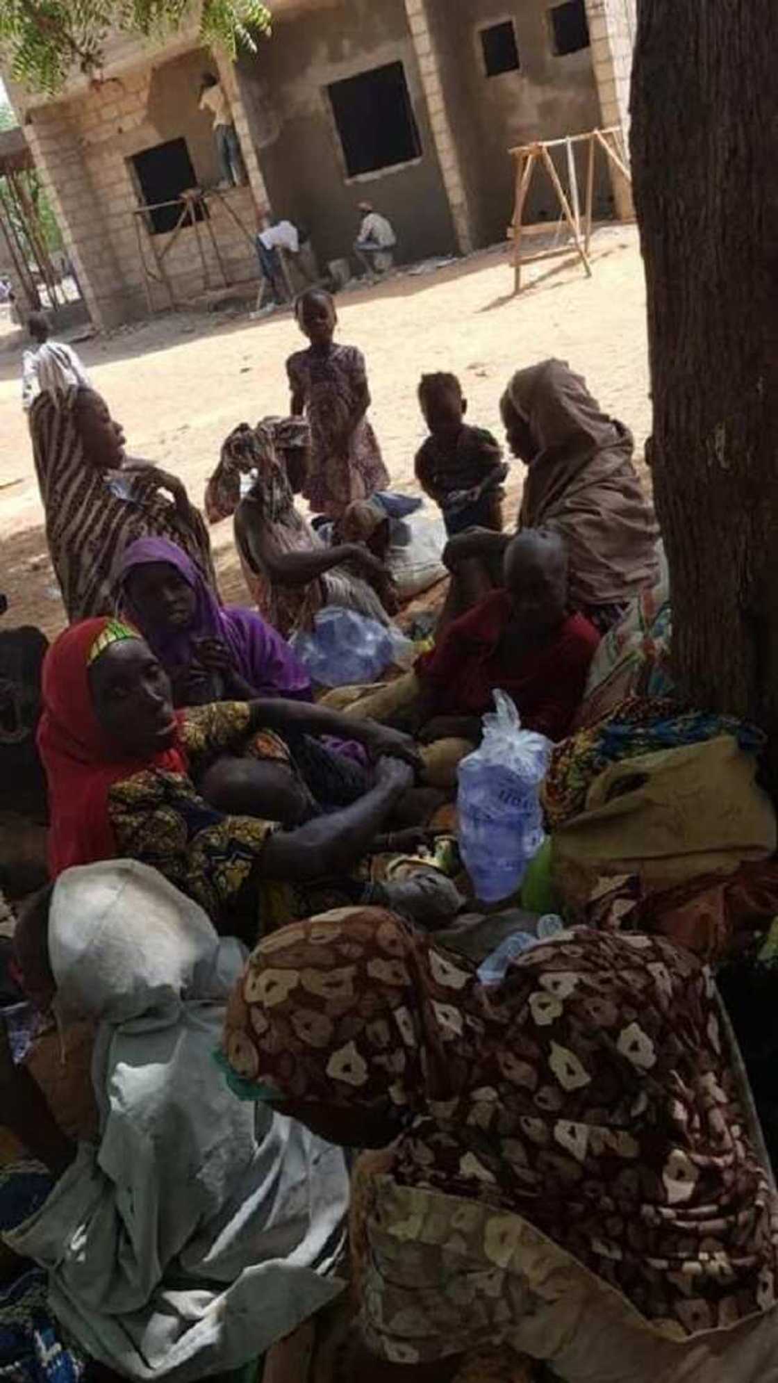 Katsina: Sama da mutum 600 suka samu mafaka a filin kwallo bayan harin 'yan bindiga (Hotuna) Katsina: Sama da mutum 600 suka samu mafaka a filin kwallo bayan harin 'yan bindiga (Hotuna)