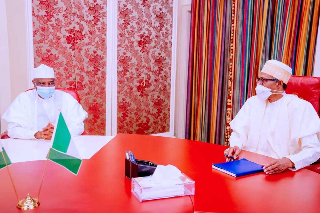 Shugaba Buhari ya gana da Tambuwal Shugaba Buhari ya gana da Tambuwal