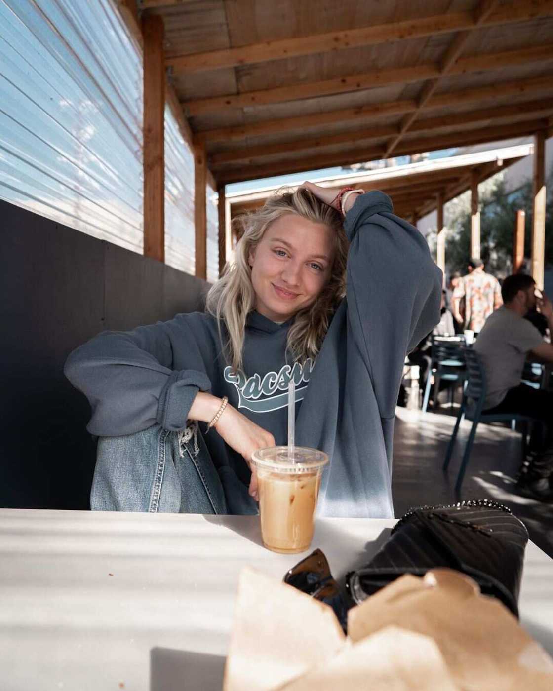 Anna Sitar’s age Anna Sitar’s age