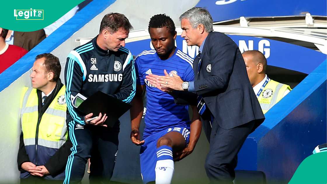 Steve Holland, John Obi Mikel, Jose Mourinho, Chelsea, Arsenal, Stamford Bridge, London, Premier League. Steve Holland, John Obi Mikel, Jose Mourinho, Chelsea, Arsenal, Stamford Bridge, London, Premier League.