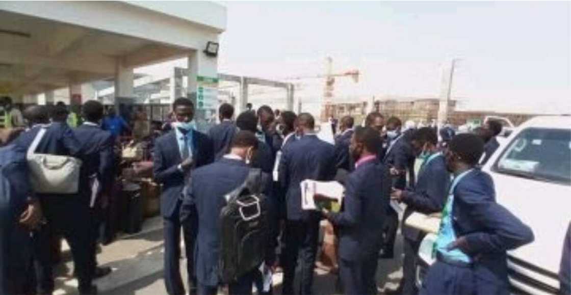 Governor sponsors 233 students to foreign universities to study some of the best courses on earth (photos) Governor sponsors 233 students to foreign universities to study some of the best courses on earth (photos)