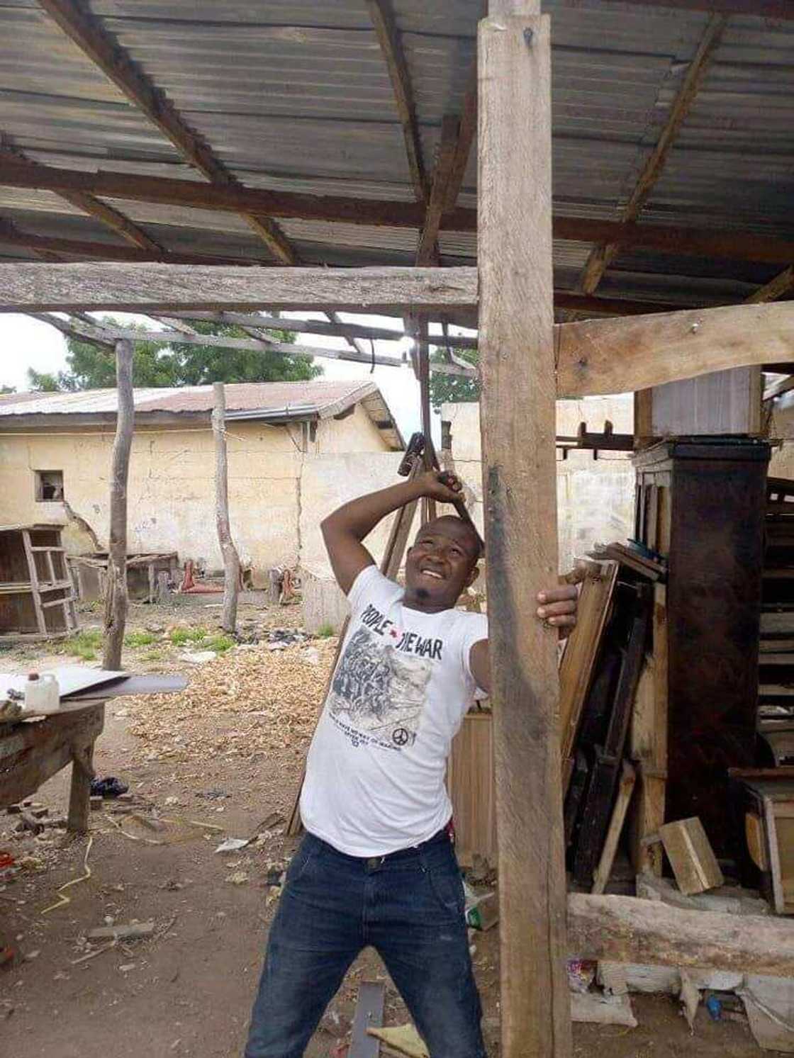 Hotuna: Magoya bayan APC sun ragargza shagunan wasu 'yan kasuwa da suka koma PDP