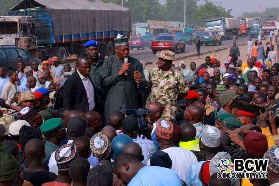 Gwamna Zulum ya ziyarci garin Auno, inda Boko Haram suka kai hari jiya (Hotuna) Gwamna Zulum ya ziyarci garin Auno, inda Boko Haram suka kai hari jiya (Hotuna)