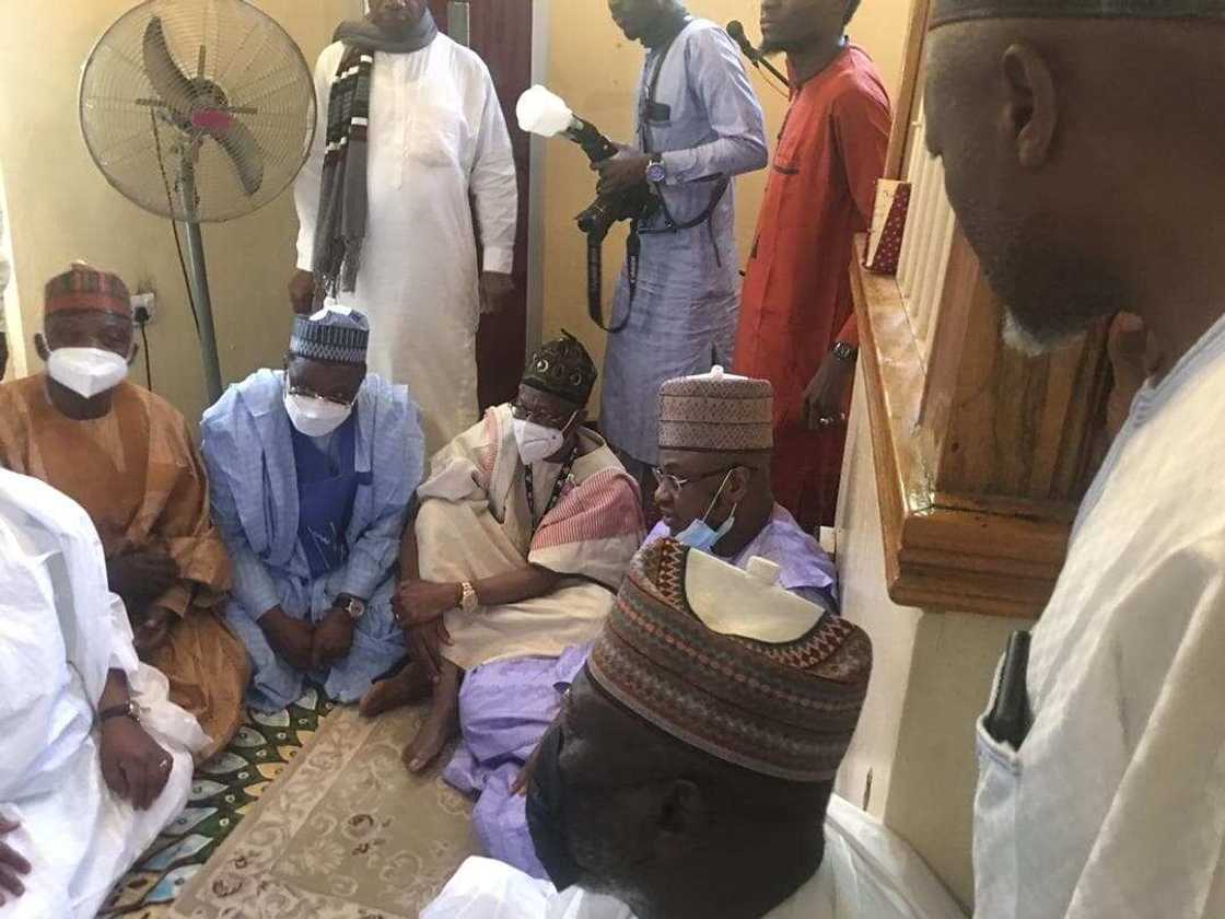 Shugaba Buhari ya tura tawaga Kano don gaisuwar ta'aziyyar Dr Ahmad BUK Shugaba Buhari ya tura tawaga Kano don gaisuwar ta'aziyyar Dr Ahmad BUK