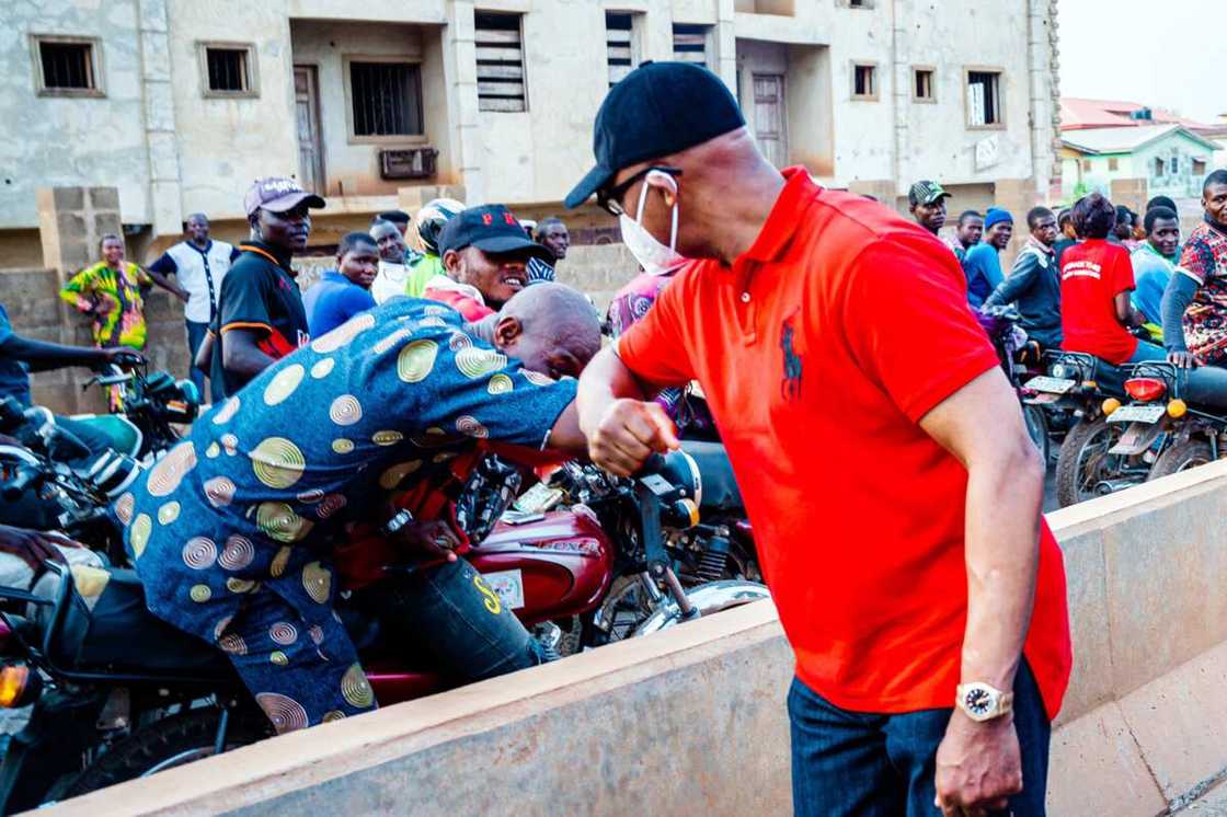 Sauyin Sheƙa: Gwamnan Jihar Ogun ya karbi tawagar yan Jam'iyyar PDP da suka sauya sheƙa zuwa APC a jihar Sauyin Sheƙa: Gwamnan Jihar Ogun ya karbi tawagar yan Jam'iyyar PDP da suka sauya sheƙa zuwa APC a jihar