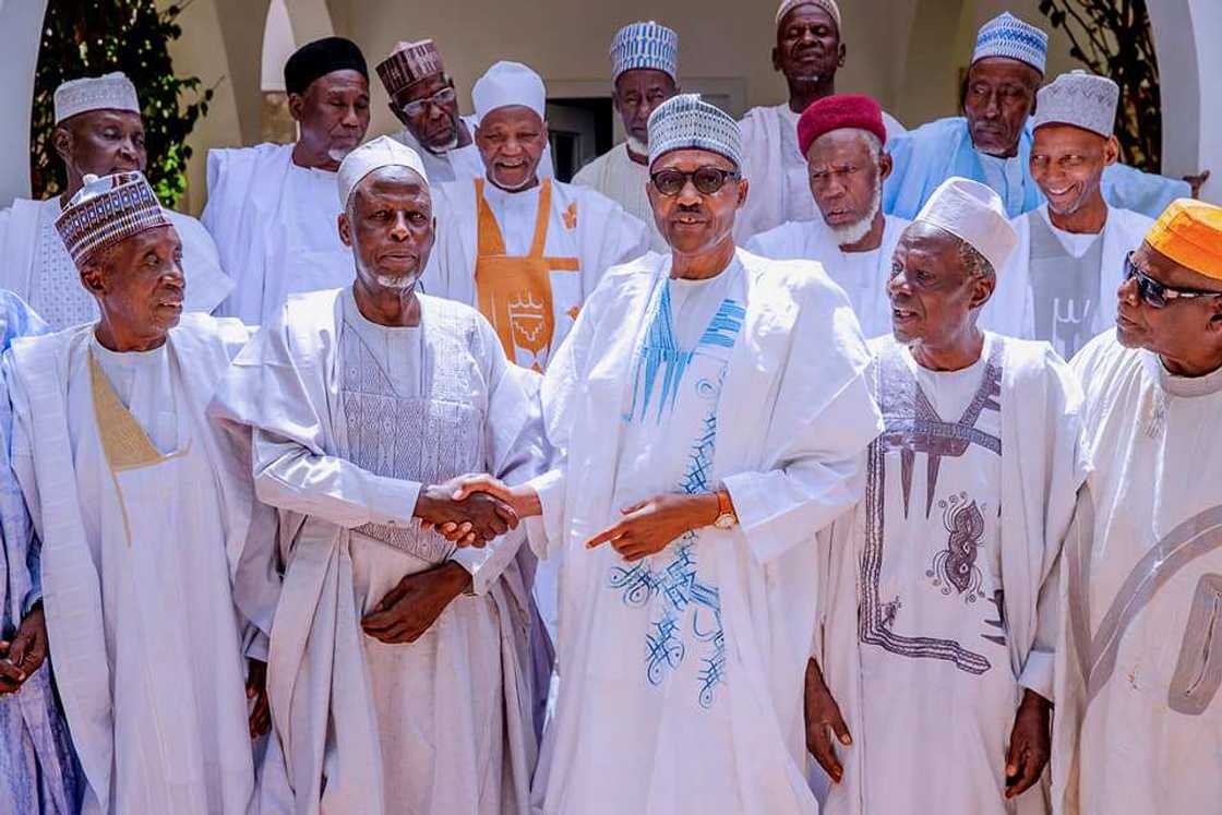 Yanzu Yanzu: Shugaba Buhari ya karbi bakuncin abokan karatunsa Yanzu Yanzu: Shugaba Buhari ya karbi bakuncin abokan karatunsa