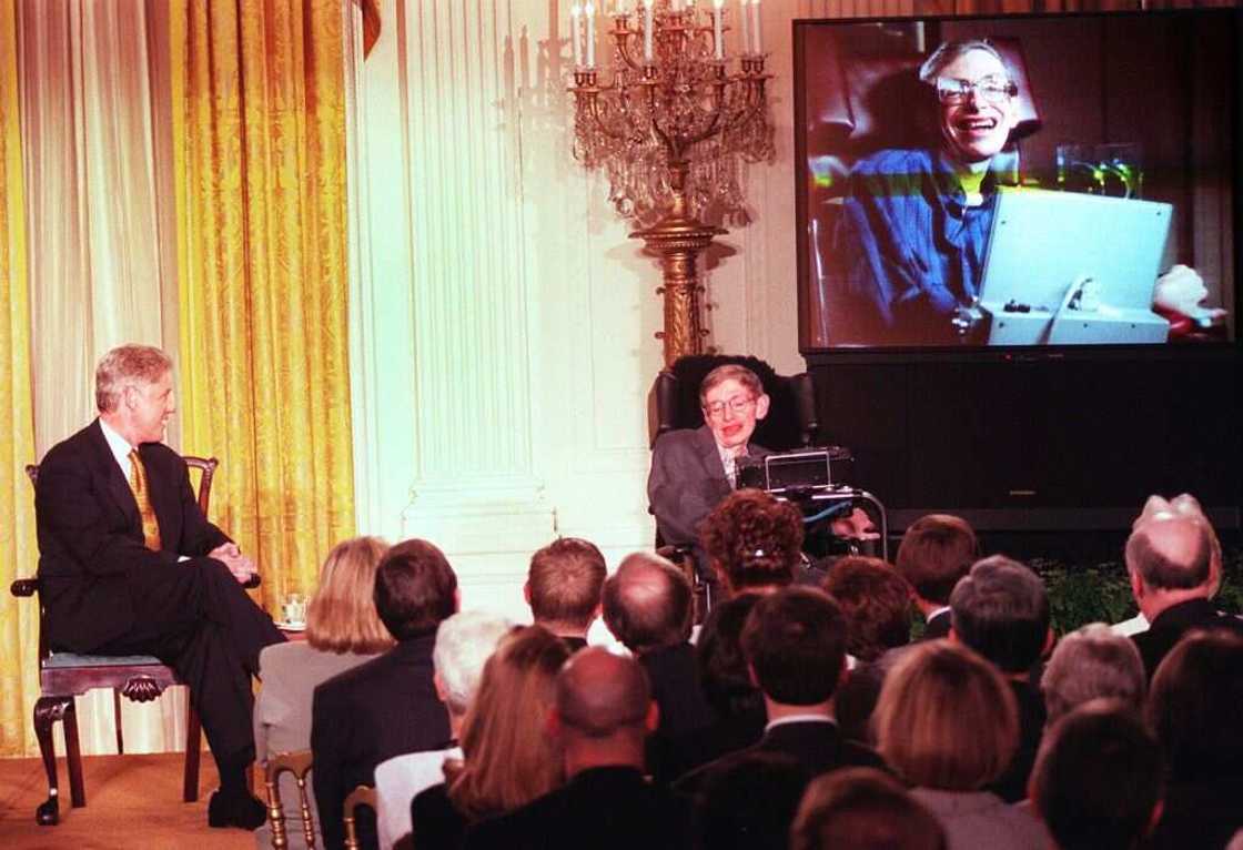 Stephen Hawking, l'astrophysicien qui a défié la maladie de Charcot Stephen Hawking, l'astrophysicien qui a défié la maladie de Charcot