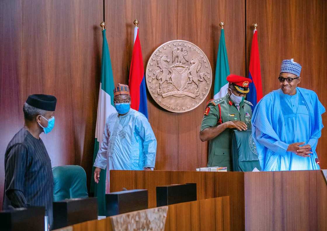 Buhari ya jagoranci zaman majalisar zartarwa a fadar shugaban kasa
Hakkin mallakar hoto: Fadar shugaban kasa Buhari ya jagoranci zaman majalisar zartarwa a fadar shugaban kasa
Hakkin mallakar hoto: Fadar shugaban kasa