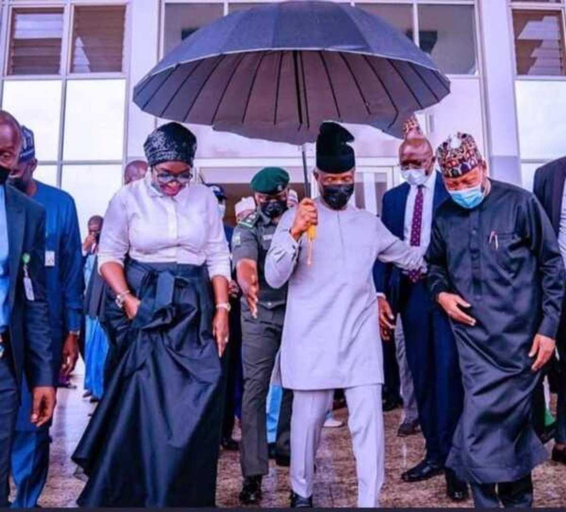 Viral Picture of VP Osinbajo Holding Umbrella by Himself during Rain Melts Heart; Many Praise Him Viral Picture of VP Osinbajo Holding Umbrella by Himself during Rain Melts Heart; Many Praise Him