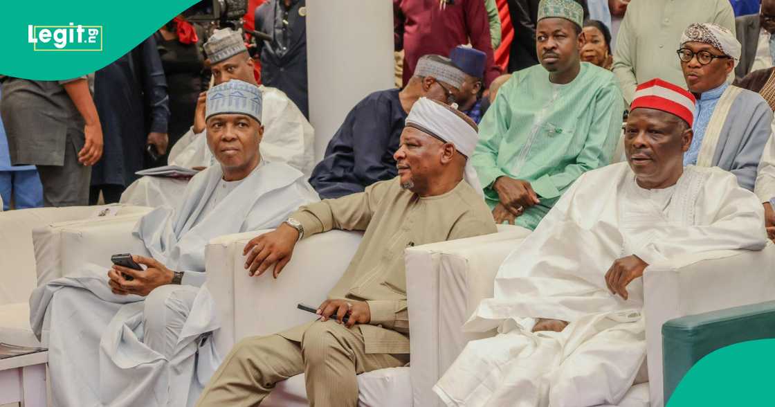 Saraki da Kwankwaso yayin kaddamar da littafin Adoke Saraki da Kwankwaso yayin kaddamar da littafin Adoke