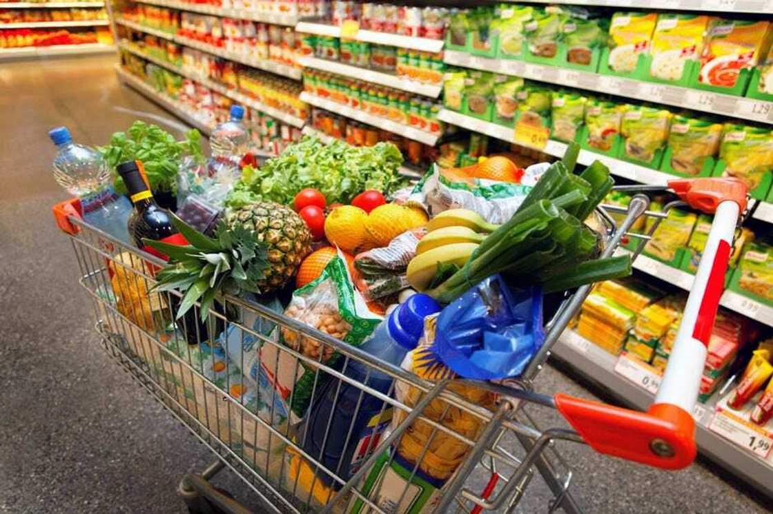 Supermarket rejects old naira notes Supermarket rejects old naira notes