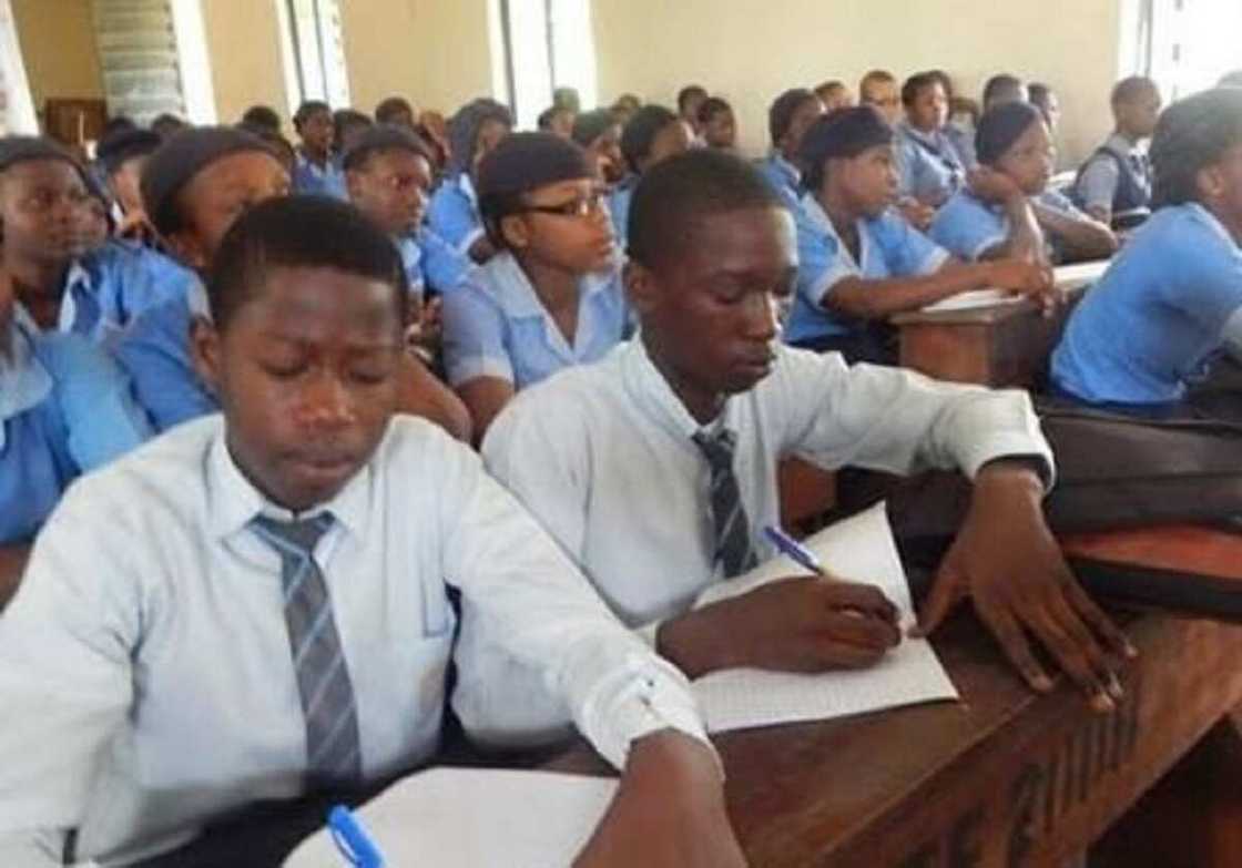 Yadda jihohi 27 suka tirsasa gwamnatin tarayya bude makarantu Yadda jihohi 27 suka tirsasa gwamnatin tarayya bude makarantu