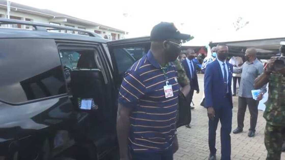 Boko Haram: Buratai ya zoyarci sojin Najeriya da ke jinya a Kaduna (Hotuna) Boko Haram: Buratai ya zoyarci sojin Najeriya da ke jinya a Kaduna (Hotuna)