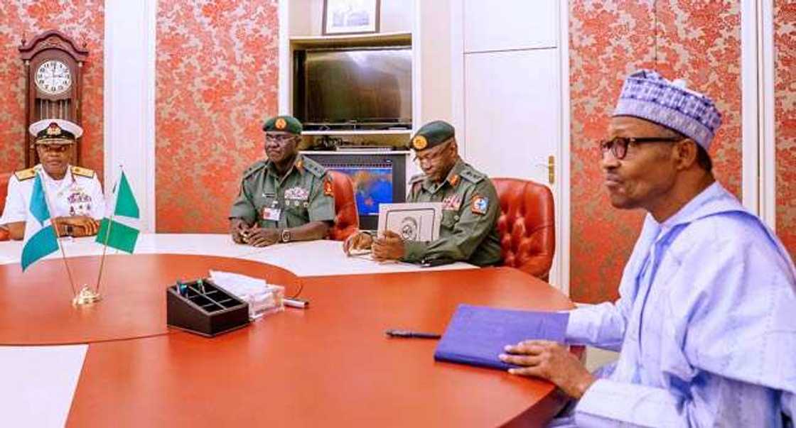 Buhari ya shiga ganawa ta musamman da shugabannin hukumomin tsaro, babu Monguno (Hotuna) Buhari ya shiga ganawa ta musamman da shugabannin hukumomin tsaro, babu Monguno (Hotuna)