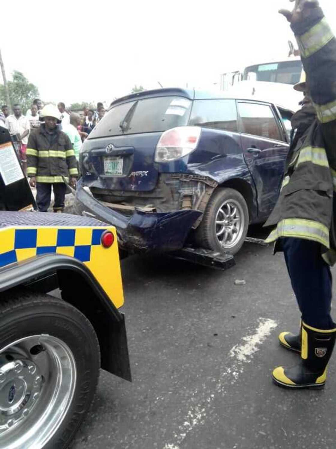 Cikin Hotuna: An tafka mummunan hatsarin Mota a jihar Legas Cikin Hotuna: An tafka mummunan hatsarin Mota a jihar Legas