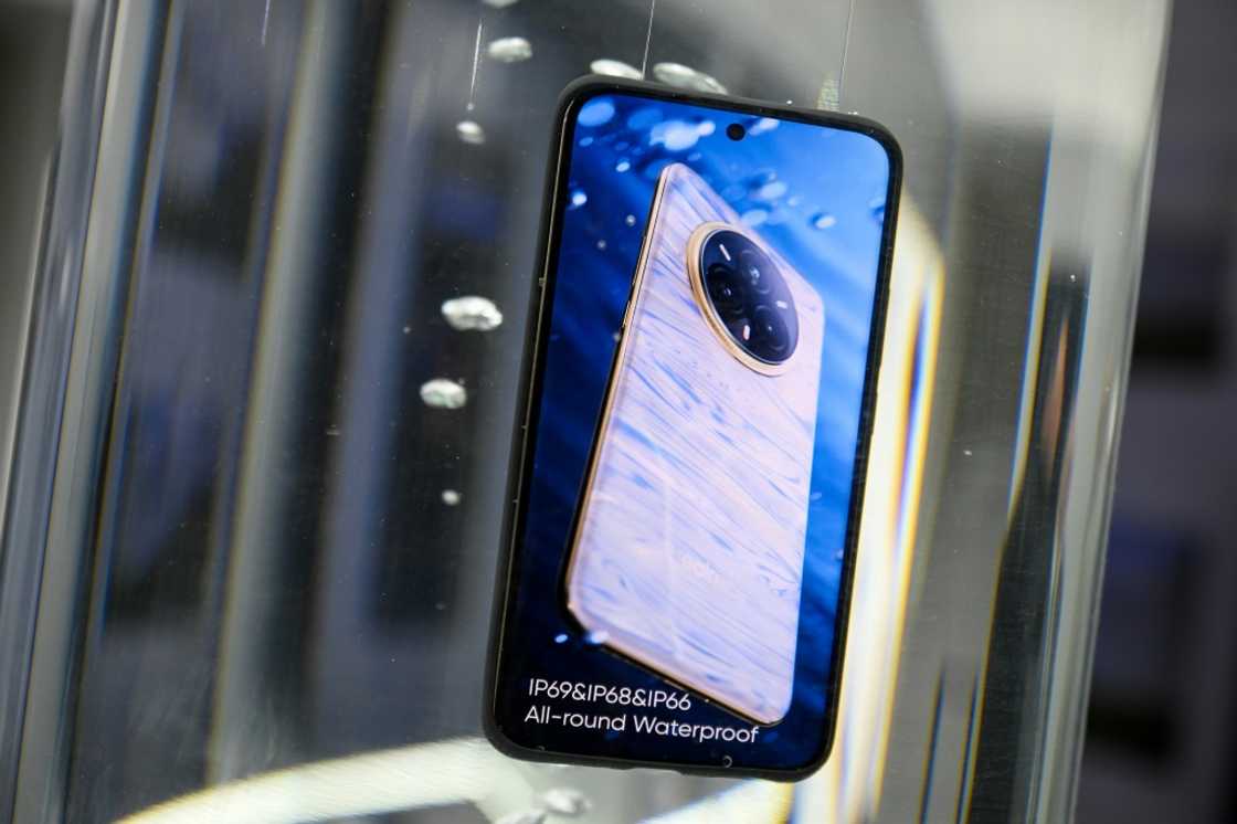 A Realme phone shown at MWC changes its colour based on temperature A Realme phone shown at MWC changes its colour based on temperature