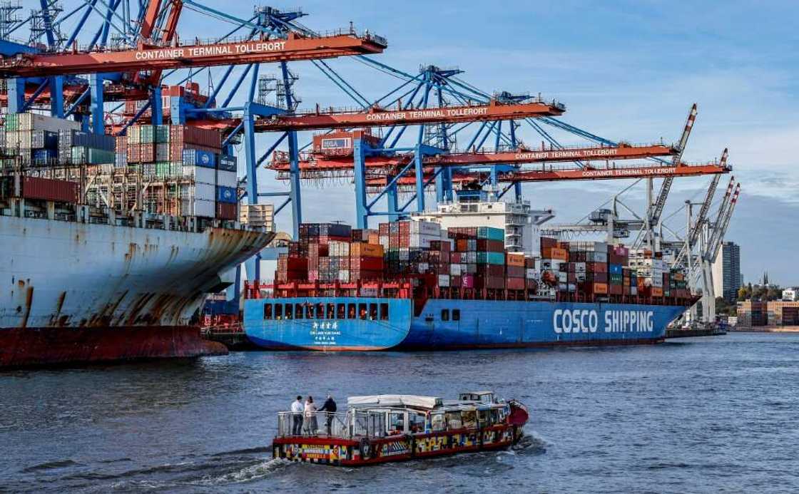 Shipping emits roughly the same level of greenhouse gases as aviation Shipping emits roughly the same level of greenhouse gases as aviation