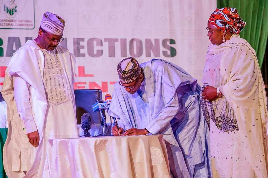 Kayatattun hotunan yadda shugaba Buhari ya karbi takardan shaidar nasara a zabe Kayatattun hotunan yadda shugaba Buhari ya karbi takardan shaidar nasara a zabe