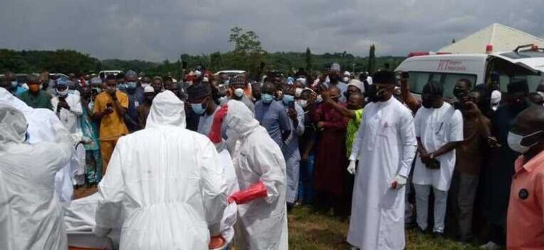 Hotunan birne Mantu da aka yi cike da kiyaye dokar yaduwar Korona Hotunan birne Mantu da aka yi cike da kiyaye dokar yaduwar Korona