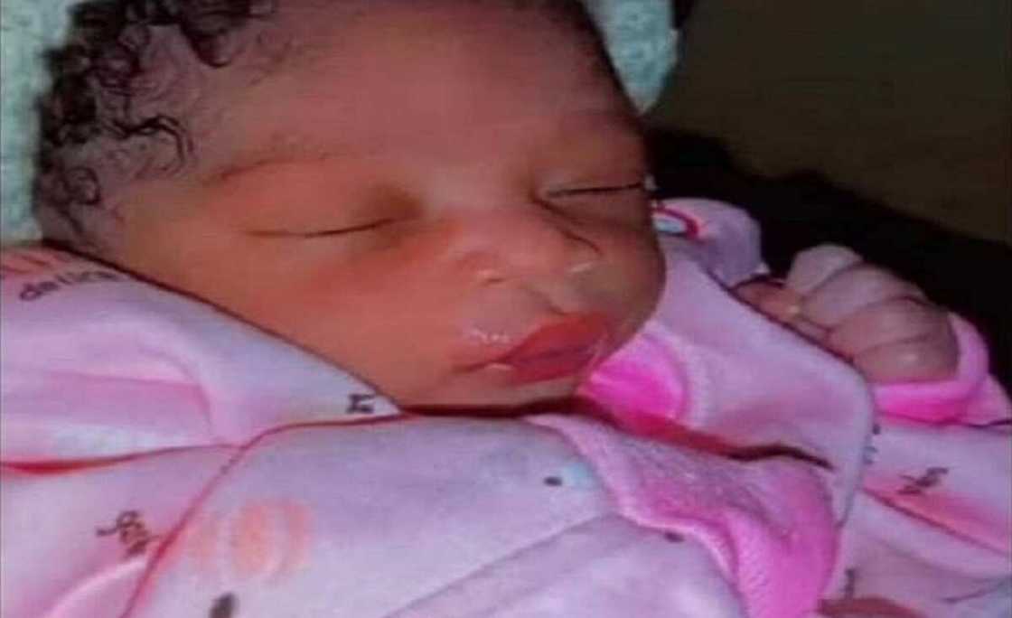 'Yan Bindiga Sun Saki Hoton Jaririyar Da Matar Da Suka Sace A Jirgin Kasan Kaduna Ta Haifa 'Yan Bindiga Sun Saki Hoton Jaririyar Da Matar Da Suka Sace A Jirgin Kasan Kaduna Ta Haifa