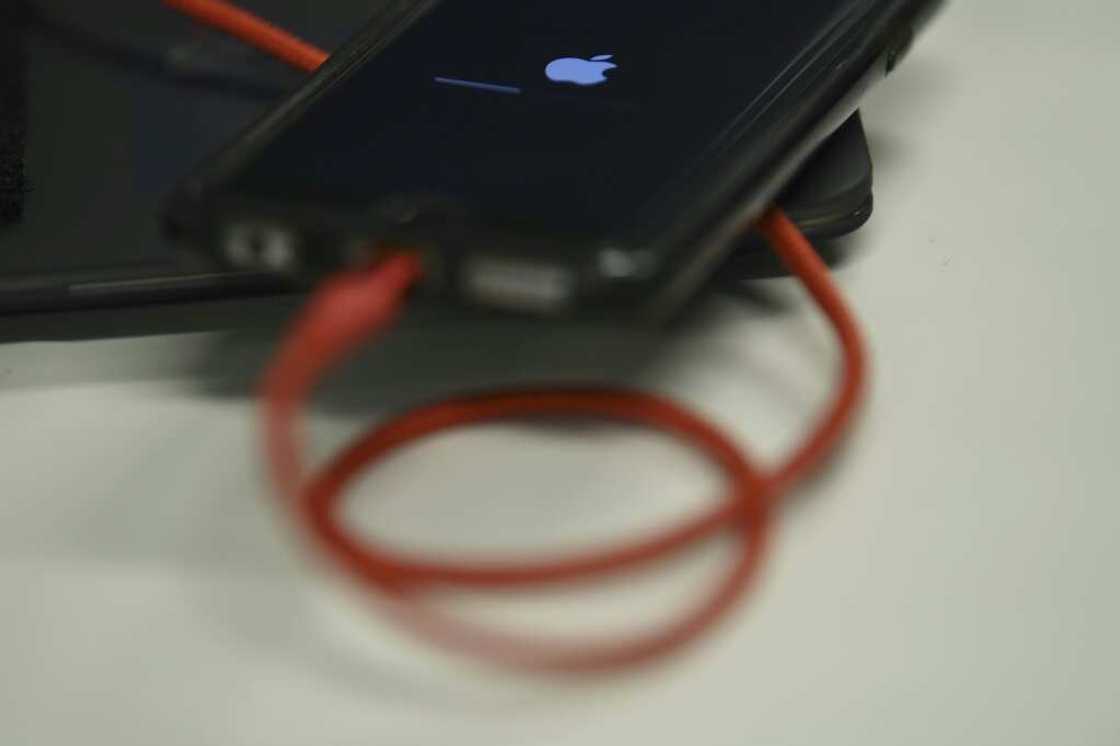 In an official notice, Brazilian authorities ordered "the immediate suspension of the distribution of iPhone brand smartphones, regardless of model or generation, that are not accompanied by a battery charger" In an official notice, Brazilian authorities ordered "the immediate suspension of the distribution of iPhone brand smartphones, regardless of model or generation, that are not accompanied by a battery charger"