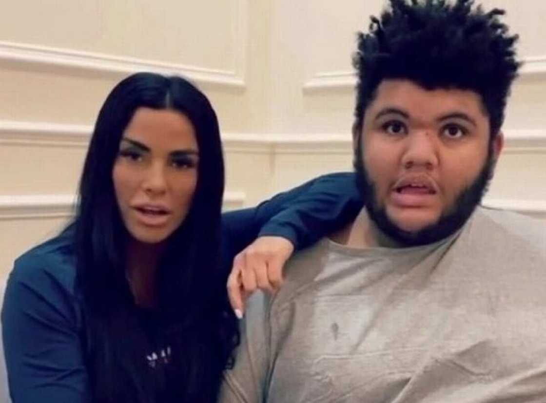 Yadda yaro mai shekaru 18 ke farfasa bangon gidansu idan an hana shi abinci Yadda yaro mai shekaru 18 ke farfasa bangon gidansu idan an hana shi abinci