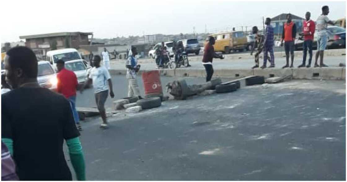 Lagos residents on rampage as police shot dead football fan, lover mourns Lagos residents on rampage as police shot dead football fan, lover mourns