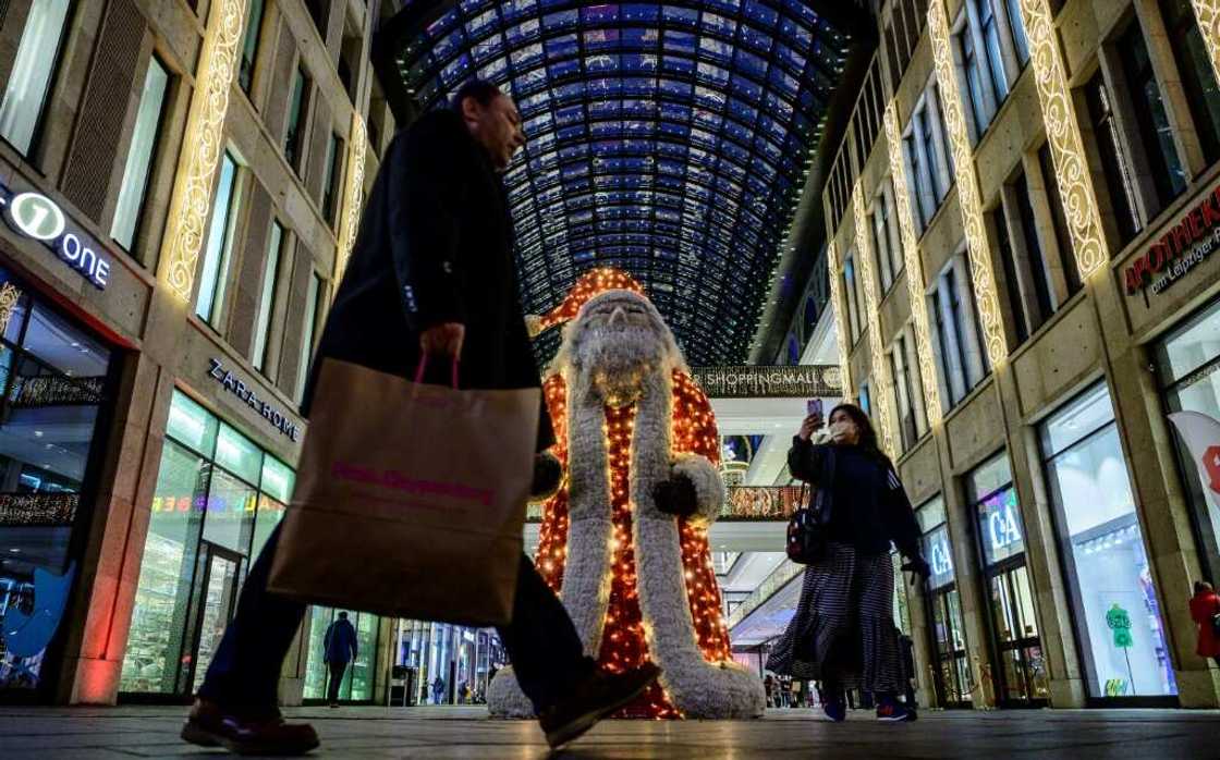 Asian markets fell on Monday as traders weighed the prospect of a global recession caused by central bank moves to fight inflation Asian markets fell on Monday as traders weighed the prospect of a global recession caused by central bank moves to fight inflation