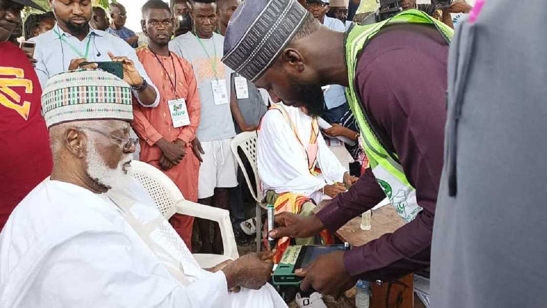 Tsohon shugaban kasa Abdulsalam yana kada kuri'arsa Tsohon shugaban kasa Abdulsalam yana kada kuri'arsa