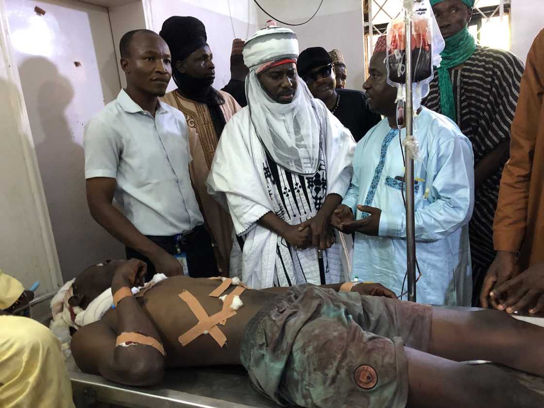 Sarkin Yakin Kano ya ziyarci Sadiq Gentle a asibiti. Hoto: Khalifa Muhammad Sanusi ll fans Sarkin Yakin Kano ya ziyarci Sadiq Gentle a asibiti. Hoto: Khalifa Muhammad Sanusi ll fans