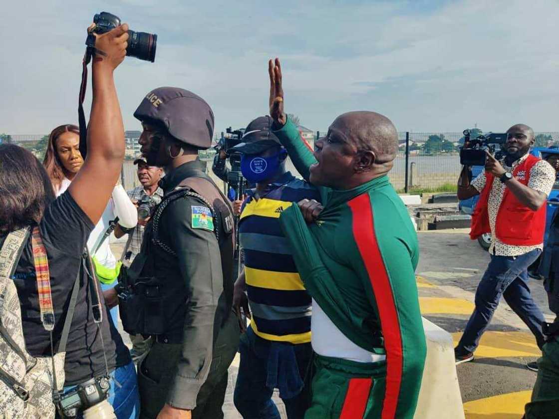 Hotunan yadda 'yan sanda suka yi ram da masu zanga-zanga a Lekki Tollgate