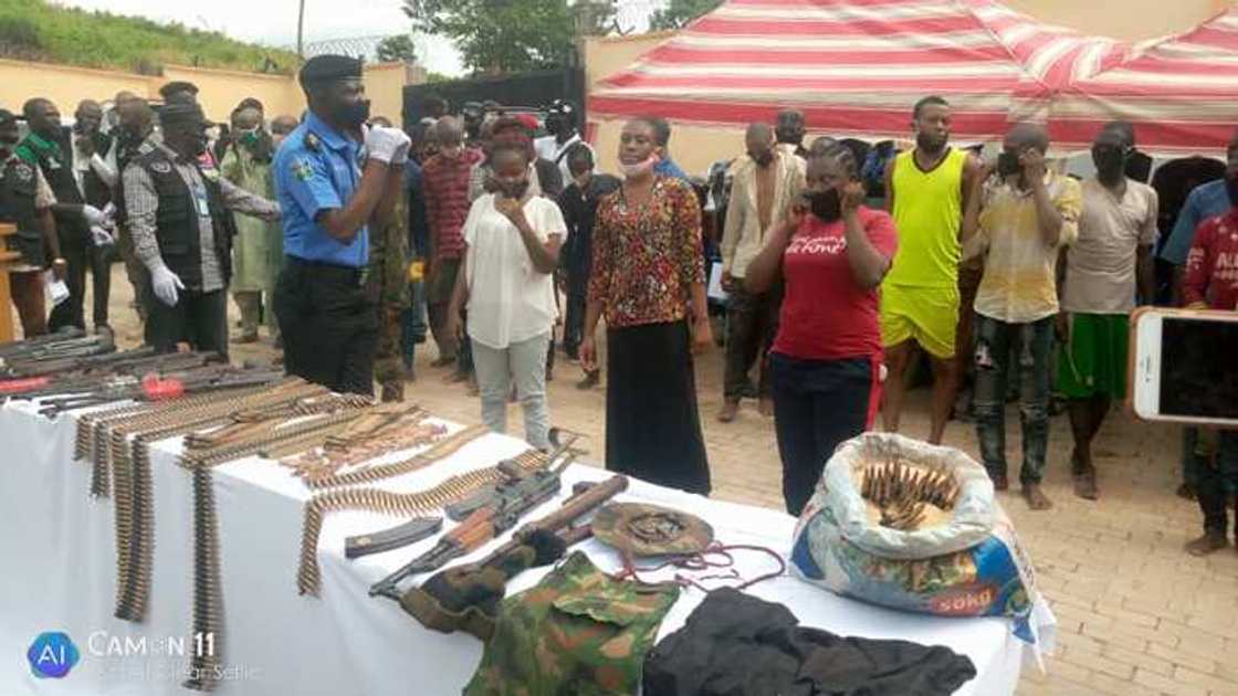 Cikin hotuna: Rundunar 'yan sanda ta yi bajakolin dilolin makamai da masu garkuwa da mutane Cikin hotuna: Rundunar 'yan sanda ta yi bajakolin dilolin makamai da masu garkuwa da mutane