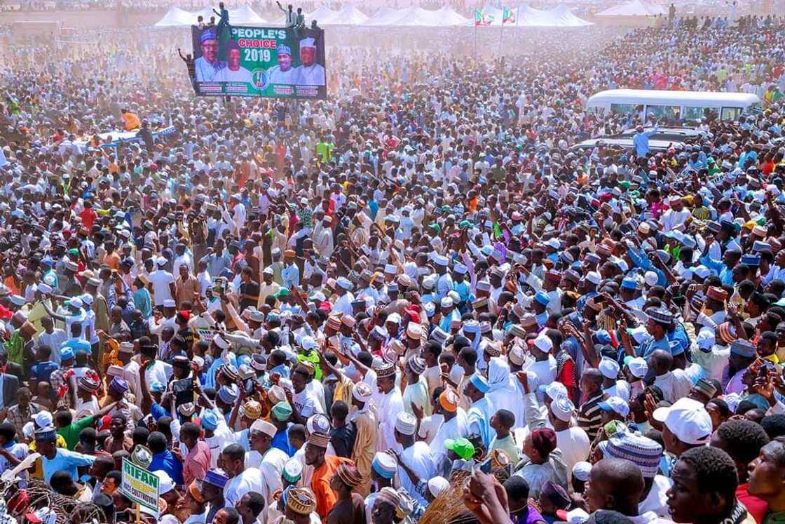 Labarin hotunan yadda Sakkwatawa Shehu suka tarbi Buhari a filin Giginya Labarin hotunan yadda Sakkwatawa Shehu suka tarbi Buhari a filin Giginya