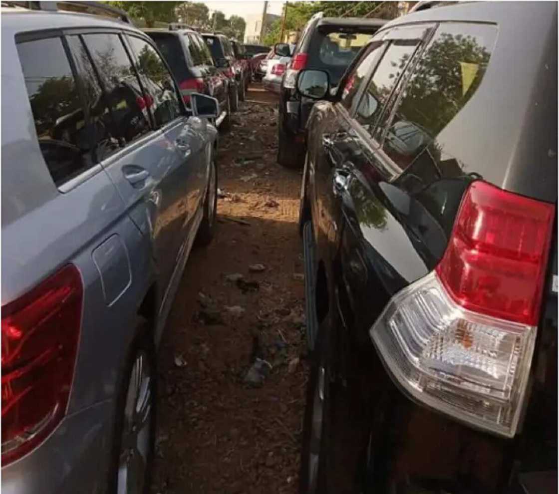 Hotuna: Malami Ya Gwangwaje 'Sojojin Baka' Da Mukarrabansa Da Motoccin Alfarma Na Zamani a Kebbi Hotuna: Malami Ya Gwangwaje 'Sojojin Baka' Da Mukarrabansa Da Motoccin Alfarma Na Zamani a Kebbi