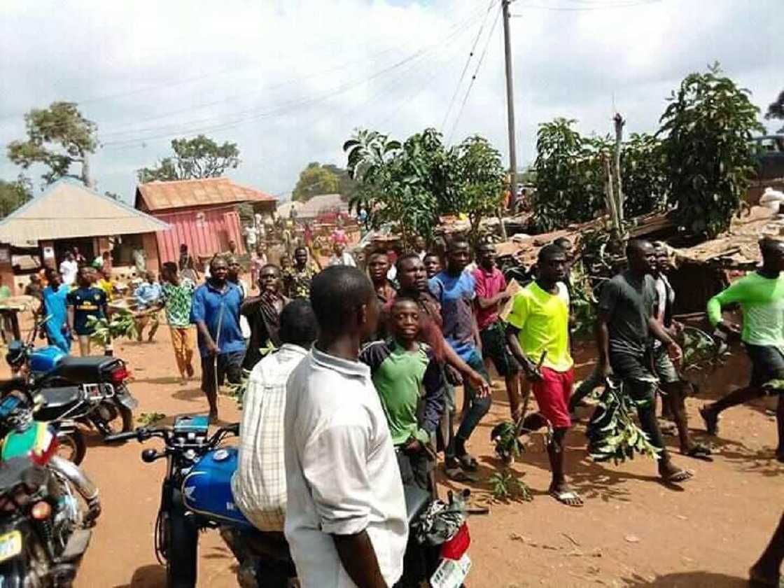 A dawo mana da mazakutarmu: Hotunan fusatattun matasa suna zanga-zanga a Benue A dawo mana da mazakutarmu: Hotunan fusatattun matasa suna zanga-zanga a Benue