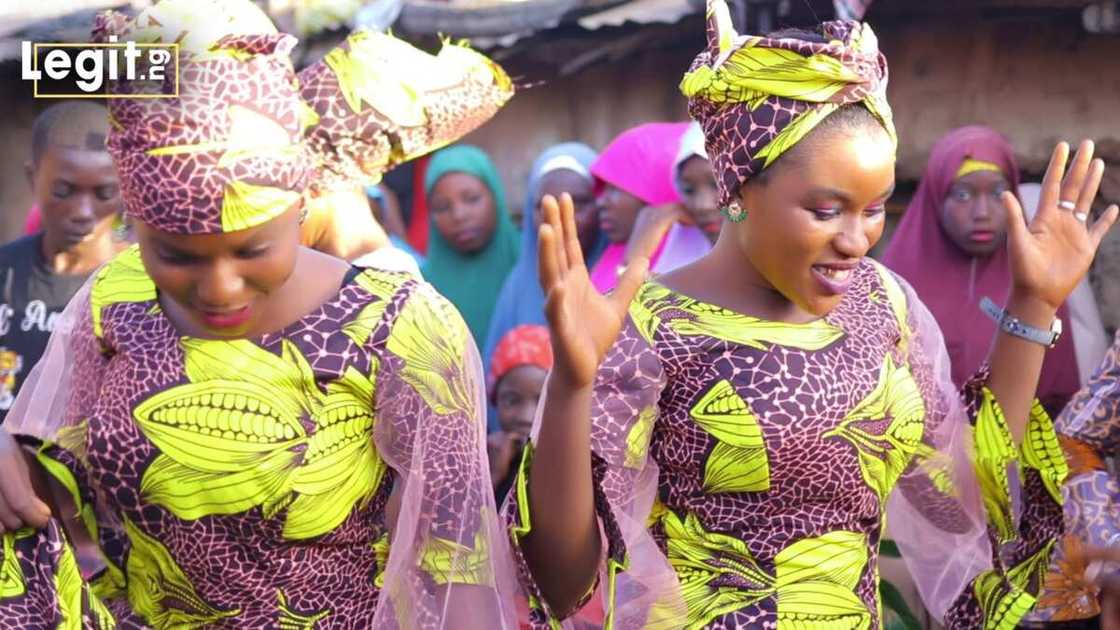 Ana ga wata, ga wata: An yi bukin radin sunan awakai biyu, Afnan da Hanifa Ana ga wata, ga wata: An yi bukin radin sunan awakai biyu, Afnan da Hanifa