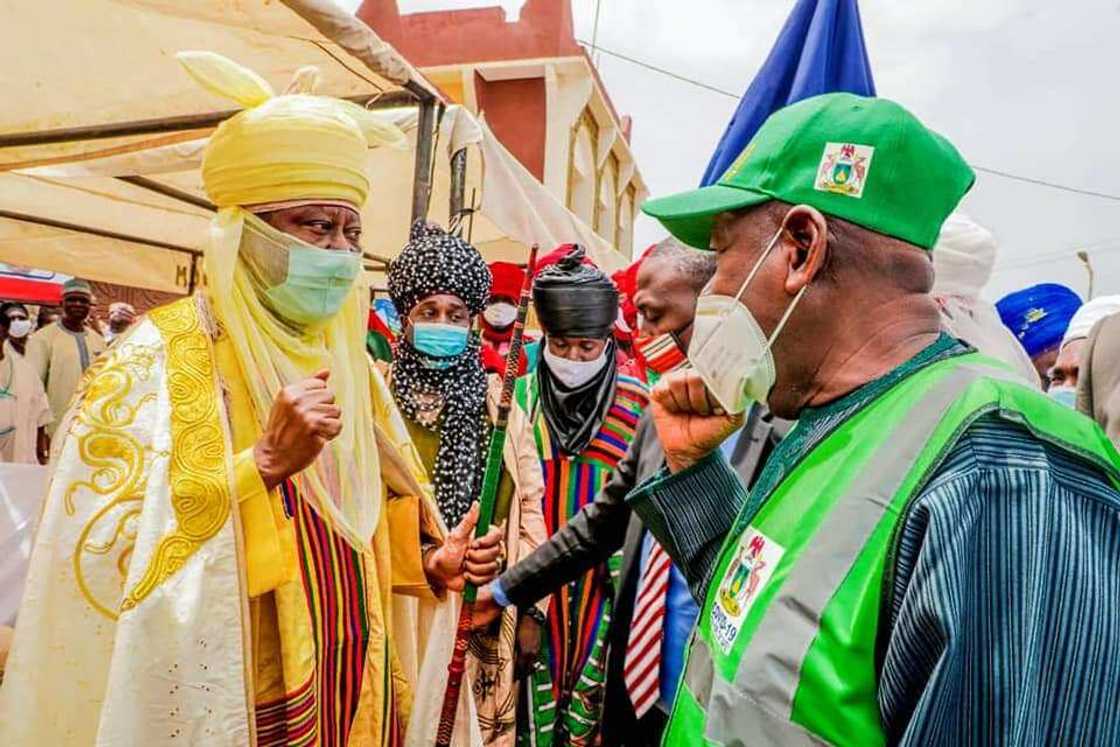 Gwamnan Kano tare Sarkin Bichi yayin kaddamar da shirin a garin Bichi Gwamnan Kano tare Sarkin Bichi yayin kaddamar da shirin a garin Bichi