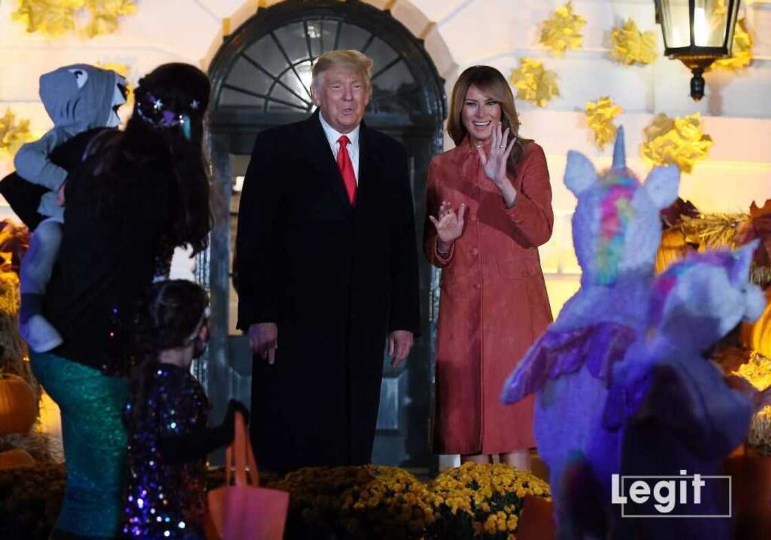 Le président américain Donald Trump et la première dame Melania Trump lors d'une célébration d'Halloween à la Maison Blanche à Washington, DC, le 25 octobre 2020. (Photo d'Olivier DOULIERY / AFP)