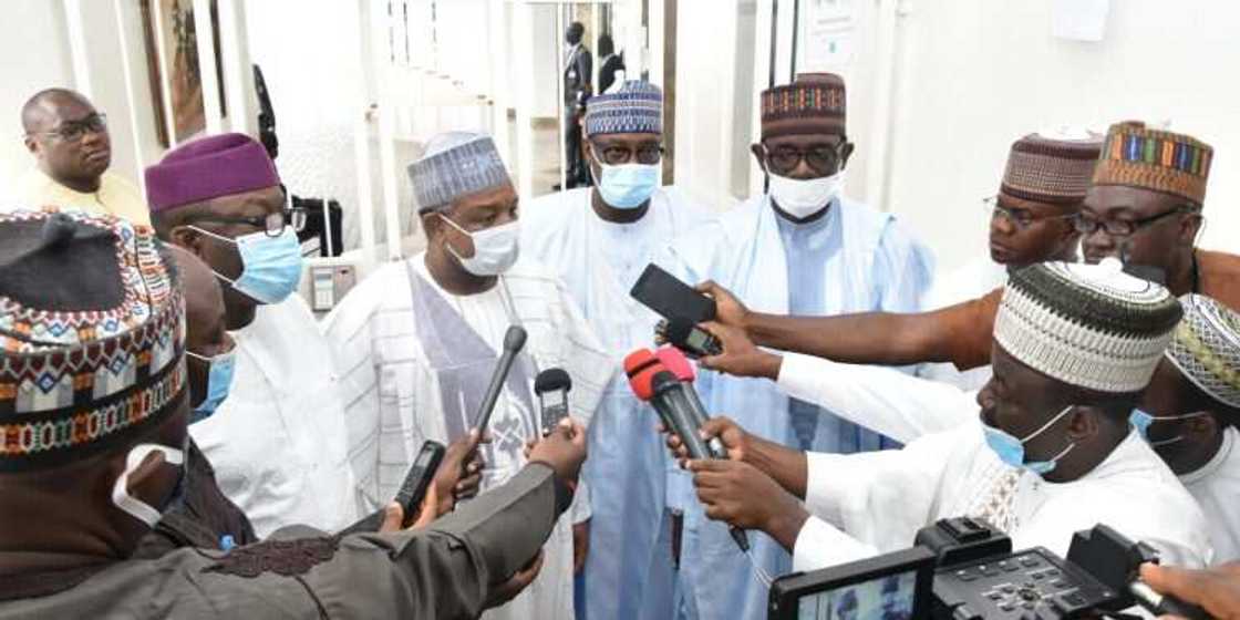 Dokar zabe: Gwamnonin APC sun bi ta kafar Malami ya lallabi Buhari kan bukatarsu Dokar zabe: Gwamnonin APC sun bi ta kafar Malami ya lallabi Buhari kan bukatarsu