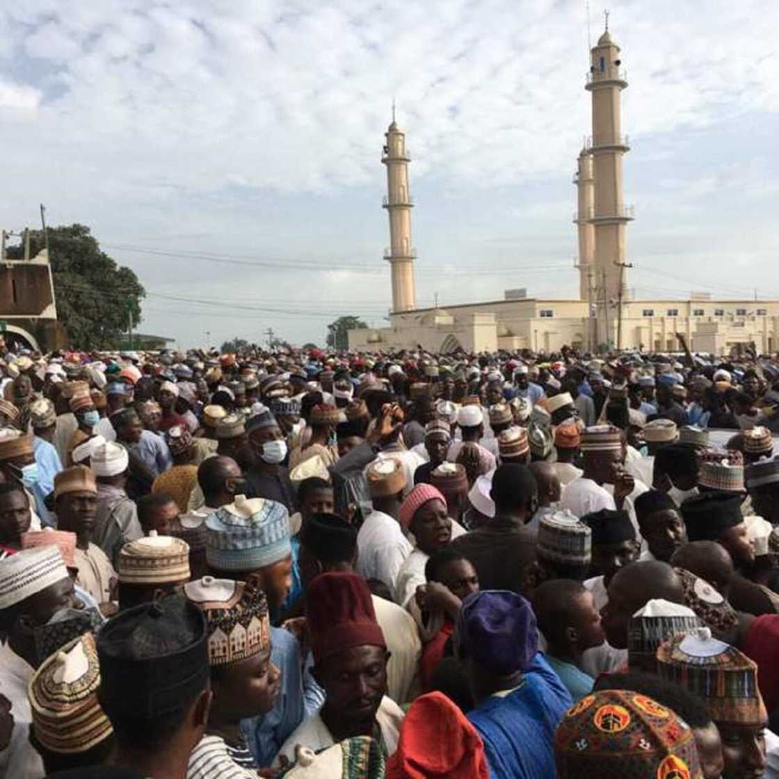 Hotunan yadda dandazon jama'a suka cika wajen jana'izar Sarkin Zazzau