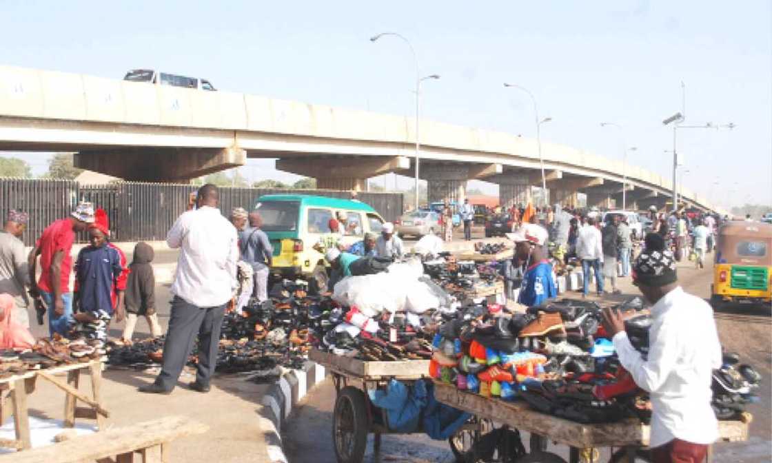 'Yan kasuwa a Kawo ta jihar Kaduna sun yi watsi da umarnin El-Rufai sun koma harkokinsu 'Yan kasuwa a Kawo ta jihar Kaduna sun yi watsi da umarnin El-Rufai sun koma harkokinsu
