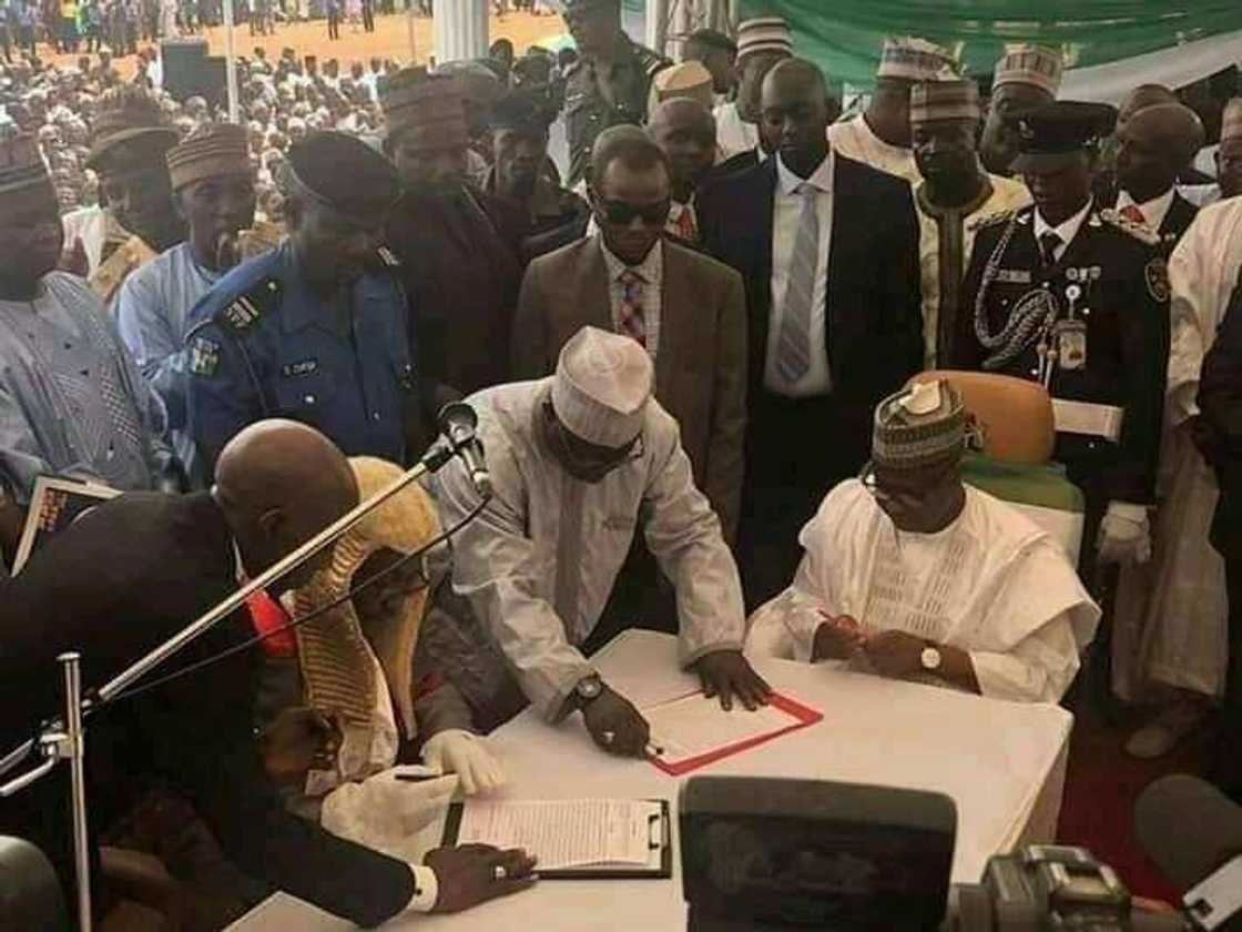 Sakkwatawa sun kaurace wa wurin rantsar da Tambuwal a Sokoto (Hotuna) Sakkwatawa sun kaurace wa wurin rantsar da Tambuwal a Sokoto (Hotuna)
